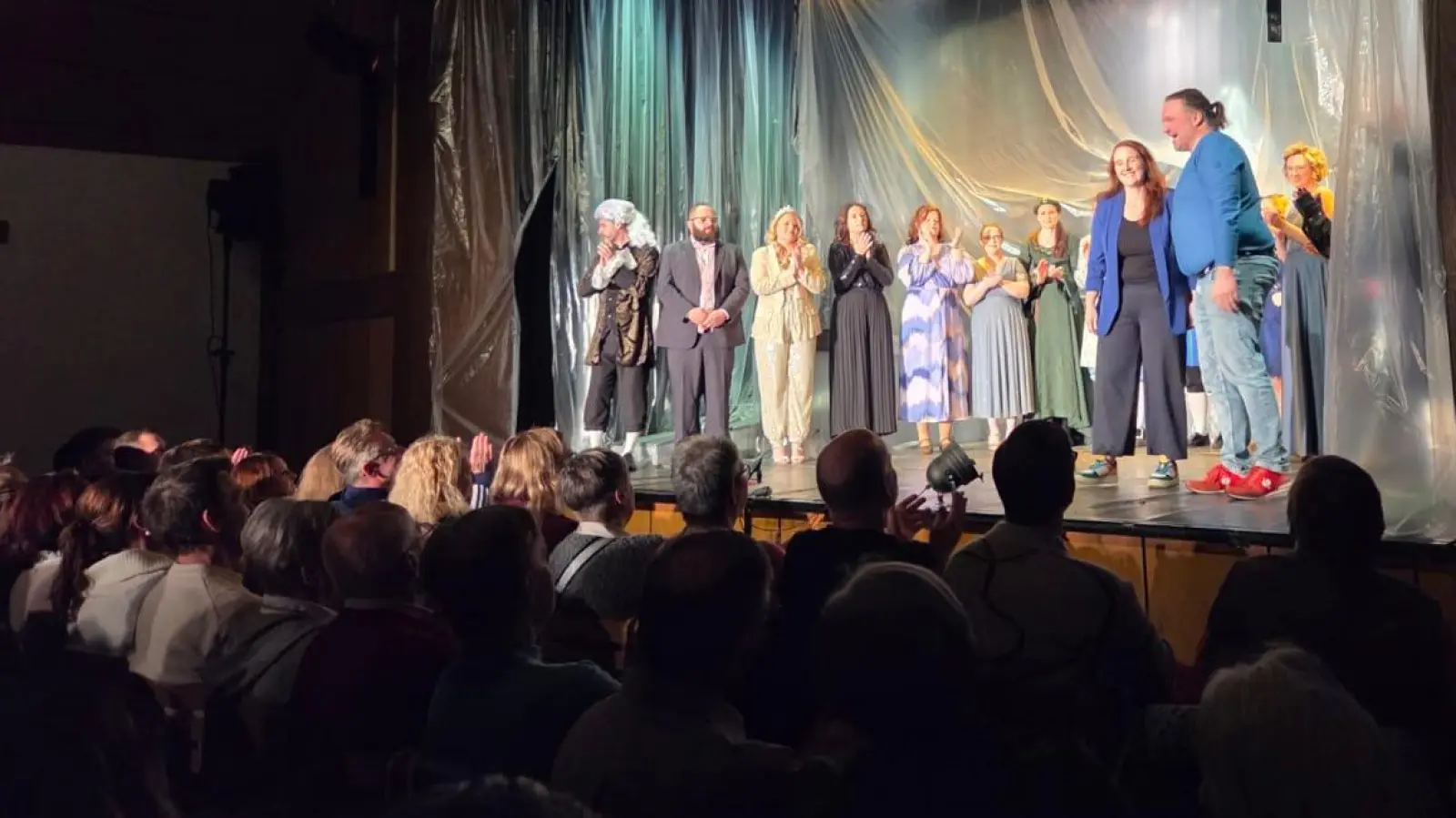 Am Ende des Theaterabends holte Regisseur Bernhard Neumann die Vorsitzende des Vereins Stonewoodfilm e. V. und Patin von Shalom Amitié, Christina Baume,r auf die Bühne (beide rechts).  (Bild: Ulla Britta Baumer)