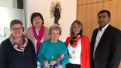 Das Führungsteam des Kohlberg Frauenbundes, Frau Rita Kammerer und Pater Prince Kalarimuriyil mit der Jubilarin Klara Trawöger. (Bild: Johanna Fischer )