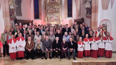Gruppenbild der 28 Jubelpaare (Bild: Alfred Kick)