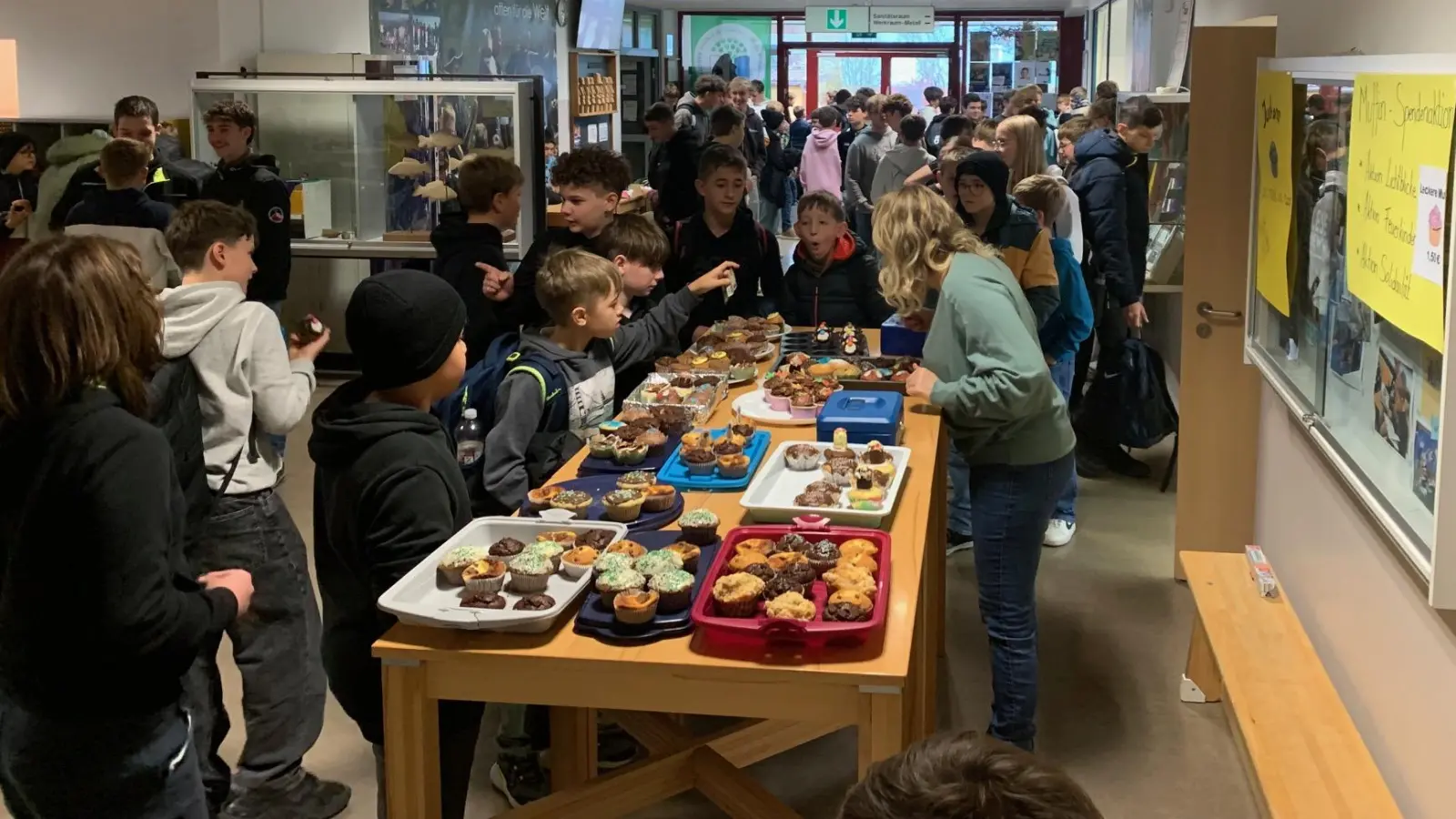 Die leckeren Muffins waren dicht umlagert und heiß begehrt. (Bild: Gudrun Betzl)
