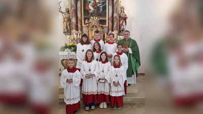 Die neu aufgenommenen Ministranten Sebastian Hauer, Ida Schopper, Greta Pausch und Romina Punzmann mit Pfarrer Matthias Nowotny und den anderen Ministranten. (Bild: Irmgard Forster )