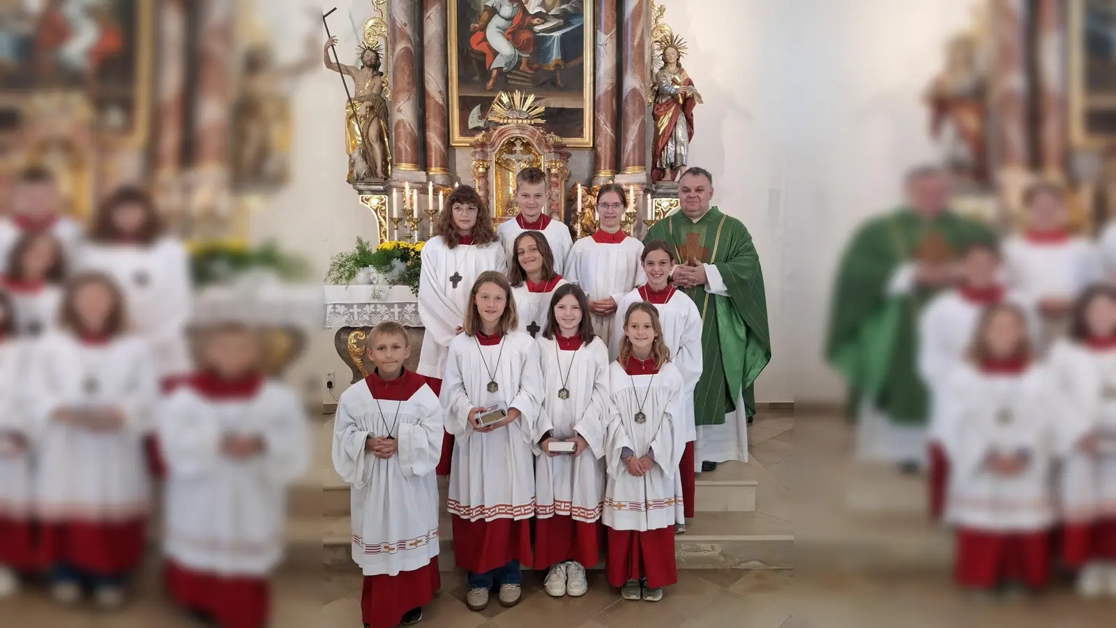 Die neu aufgenommenen Ministranten Sebastian Hauer, Ida Schopper, Greta Pausch und Romina Punzmann mit Pfarrer Matthias Nowotny und den anderen Ministranten. (Bild: Irmgard Forster )