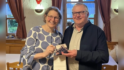 Dr. Stephanie Kuchlbauer überreicht Robert Eichhorn ein Geschenk als Dank. (Bild: Stephanie Kuchlbauer)