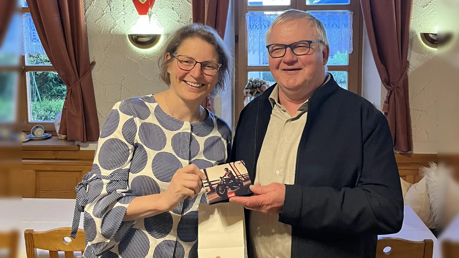 Dr. Stephanie Kuchlbauer überreicht Robert Eichhorn ein Geschenk als Dank. (Bild: Stephanie Kuchlbauer)
