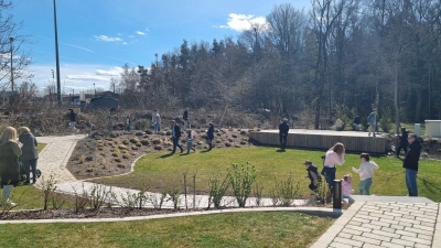 80 Ostereier in unterschiedlichen Farben waren rund ums KulturGut Oberpflaz versteckt.  (Bild: Jens Simon)