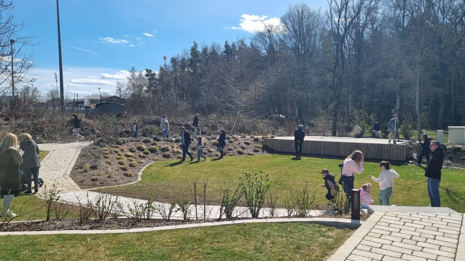 80 Ostereier in unterschiedlichen Farben waren rund ums KulturGut Oberpflaz versteckt.  (Bild: Jens Simon)