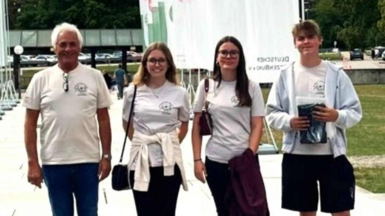Mit starker Unterstützung bei der Deutschen Meisterschaft 2026. Von Links Trainer Hans Meier, Alexia Frescher, Leonie Lemnitzer, Niklas Bechthold, es fehlt Klaus Tuchbreiter (Bild: Stefan Neubauer)