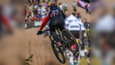 Leonhard Geiger übersprang beim IXS-Downhill-Cup die ehemalige Skisprungschanze in Ilmenau. (Foto: Michael Schröder) (Bild: Michael Schröder)