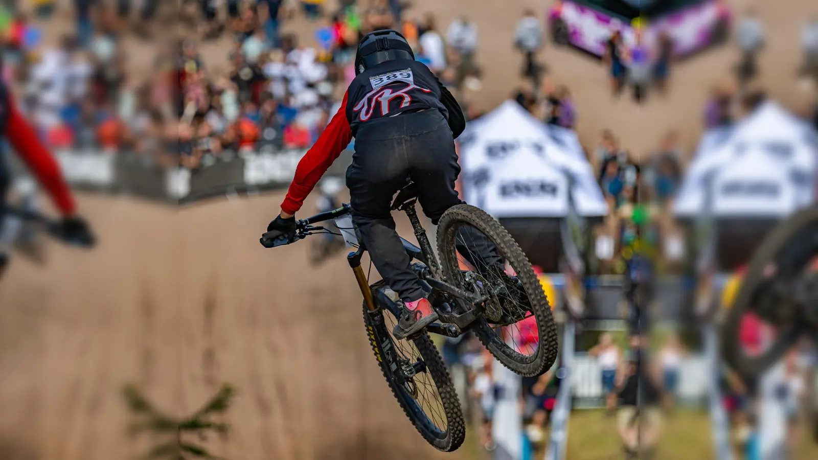 Leonhard Geiger übersprang beim IXS-Downhill-Cup die ehemalige Skisprungschanze in Ilmenau. (Foto: Michael Schröder) (Bild: Michael Schröder)