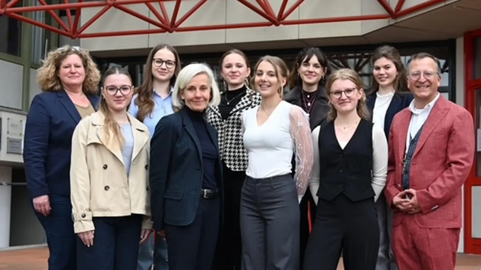 Die Schülerinnen des Elly, Frau Prof. Münch, den Schulleiter (Harald Pröm) und links die Leiterin der Fachschaft Politik und Gesellschaft, Sabine Hoffmann. (Bild: Ramona Gilch)
