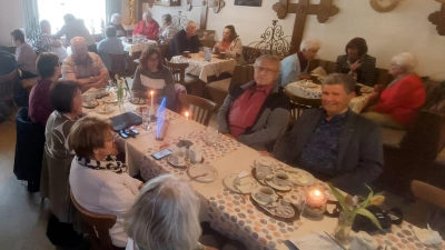 „Kraft haben, Kraft geben”, unter diesem Motto verbrachten zahlreiche Gäste einen gemütlichen Nachmittag mit Kaffee und Kuchen bei der Mutter- und Vatertagsfeier des VdK OV Pleystein im Cafe Enslein. (Bild: Eva Landgraf)