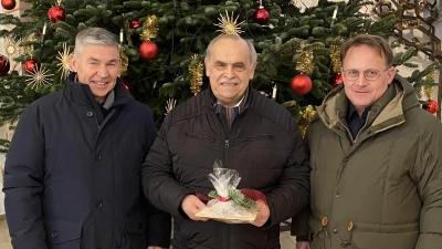 Ein Dankeschön für Jahrzehnte lange Dienste in der Pfarrgemeinde für Hubert Schönberger (Mitte) von Dekan Alexander Hösl (rechts) und Kirchenpfleger Bernhard Walter. (Bild: Josef Glas)