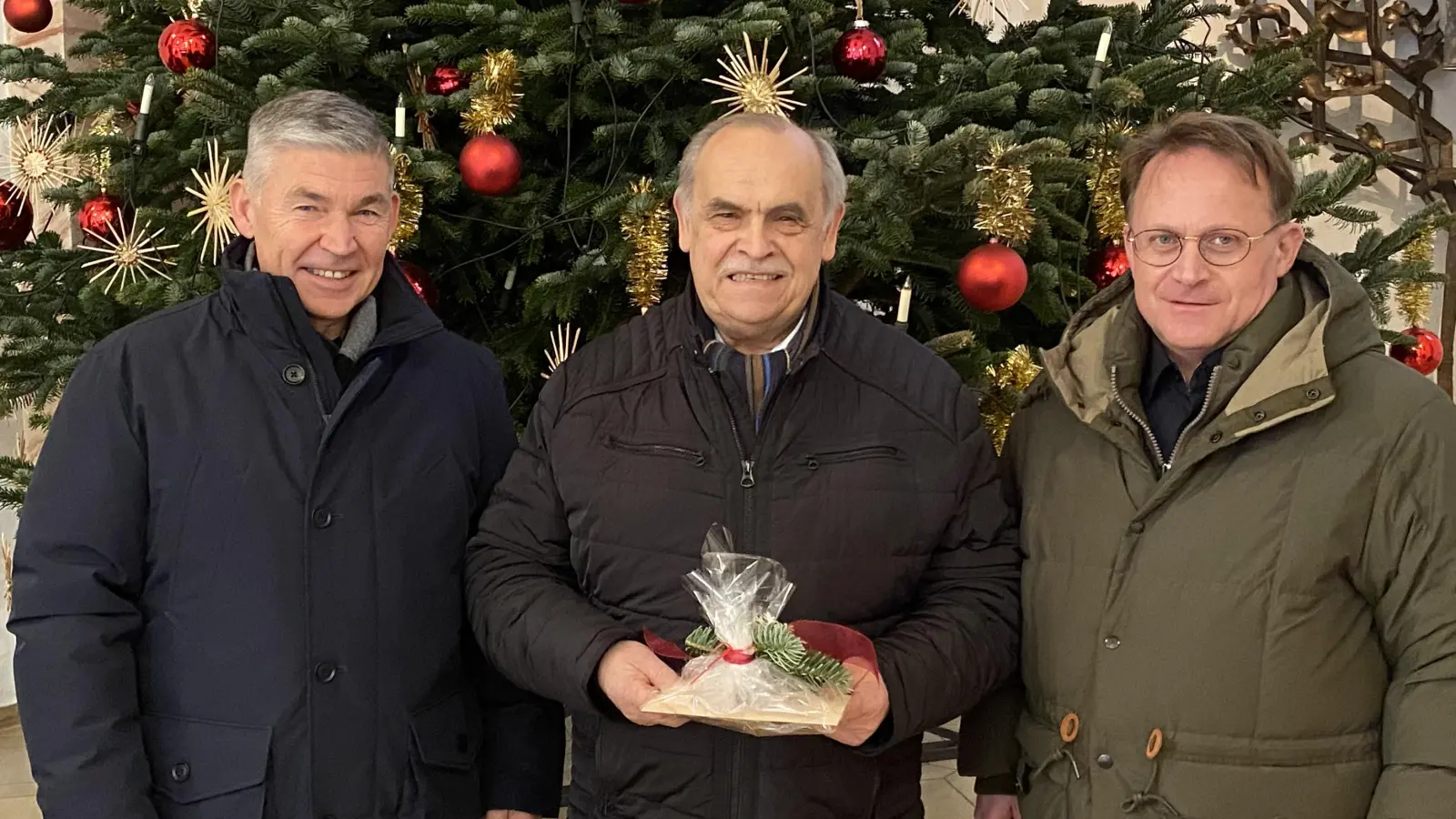 Ein Dankeschön für Jahrzehnte lange Dienste in der Pfarrgemeinde für Hubert Schönberger (Mitte) von Dekan Alexander Hösl (rechts) und Kirchenpfleger Bernhard Walter. (Bild: Josef Glas)