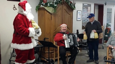 Der Santa-Claus des Kontakt Clubs und Präsident Walter Brunner bescherten die Bewohner des Seniorenheims in Hammergmünd. Norbert Fiedler spielte weihnachtliche Weisen.  (Bild: Gerald Morgenstern)