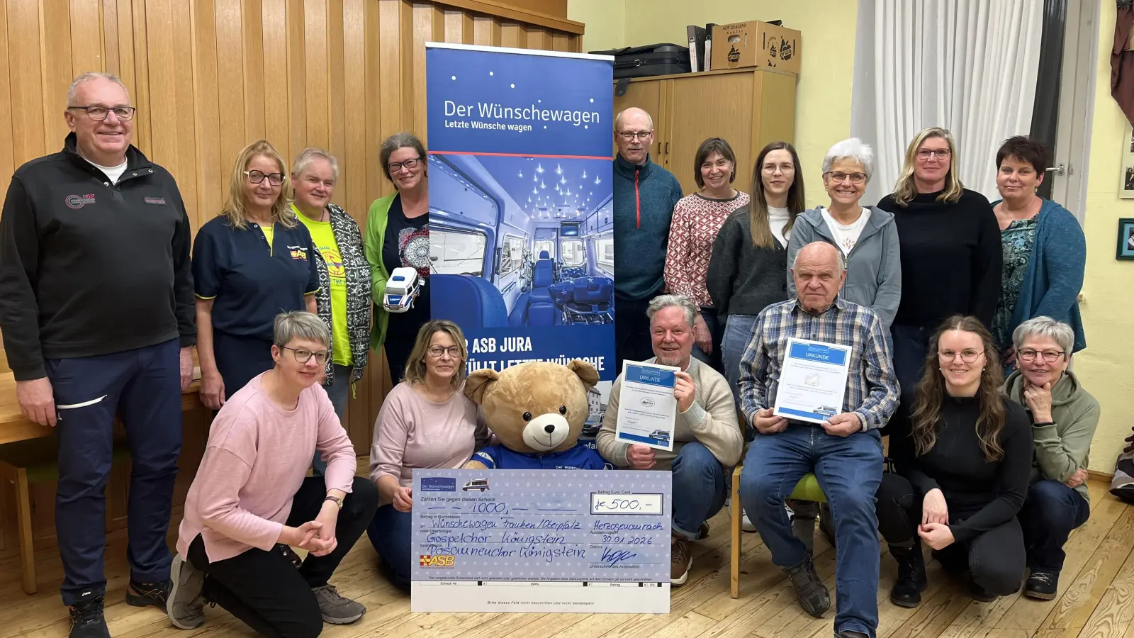 Die Mitglieder des Posaunenchores und Gospelchores übergaben 1000 Euro an Simone Kreppner vom ASB für den „Wünschewagen”. (Bild: Heidi Kurz)