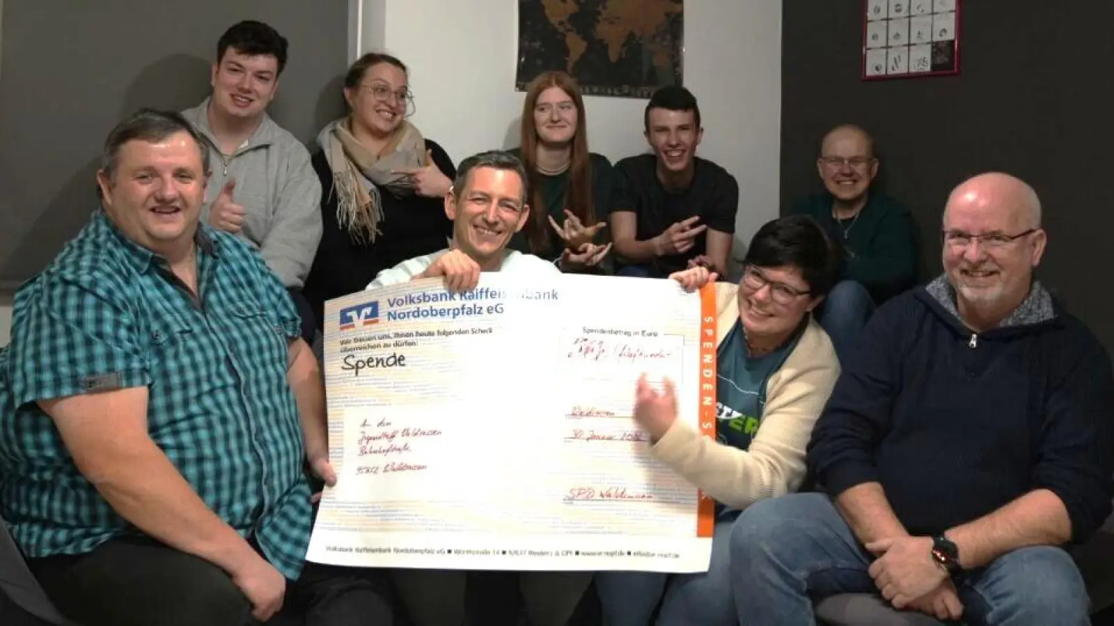 V.l. Helmut Zeitler, Dominik Slany, Kirsten Langguth, Andreas Stumpe, h.l Benedikt Scharnagl, Katja Bloßfeldt, Lina Wifling, Lukas Lang, Hubert Ropsner. (Bild: Kevin Dinh)