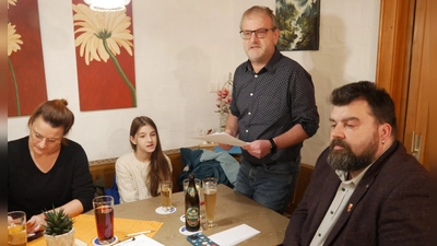 der im vergangenen Jahr neugewählte Vorsitzende Jürgen Hofmann bei seiner ersten Jahreshauptversammlung im Gasthaus Michl in Dietersberg; (mit am Tisch): Bürgermeister Stefan Frank, Hofmanns Tochter Leonie, eifrige Kräuterbüschlbinderin und Schriftführerin Anita Klatzl. (Bild: Norbert Weis)