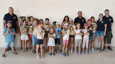 Stolz präsentierten die Kinder ihre selbstgebastelte Bienen Lampe (Bild:  Rita Schaumberger)
