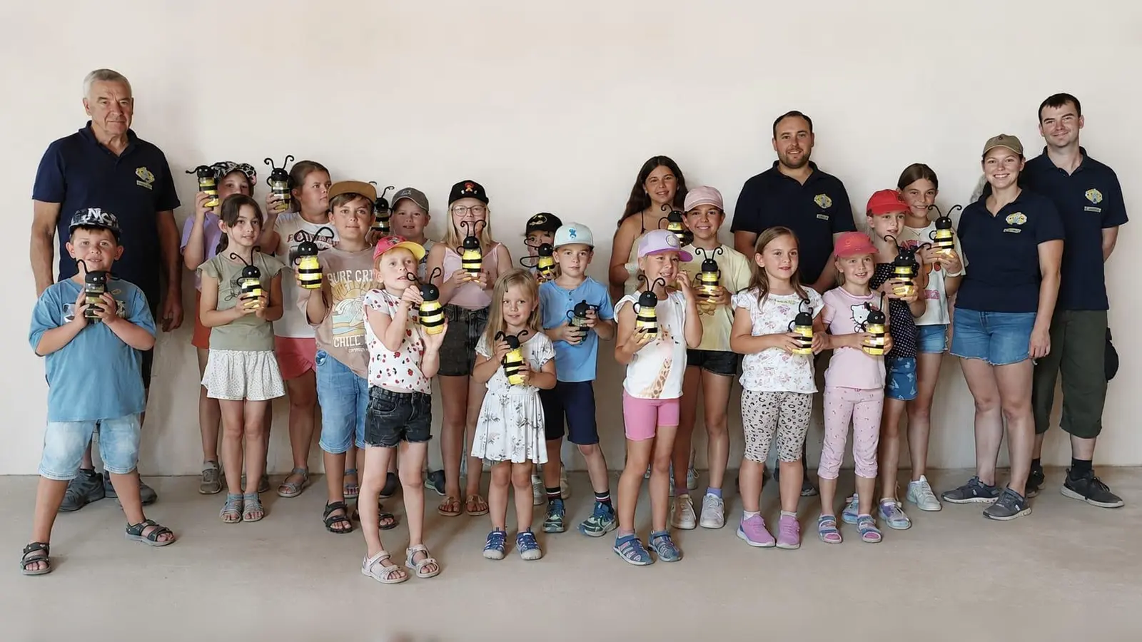 Stolz präsentierten die Kinder ihre selbstgebastelte Bienen Lampe (Bild:  Rita Schaumberger)