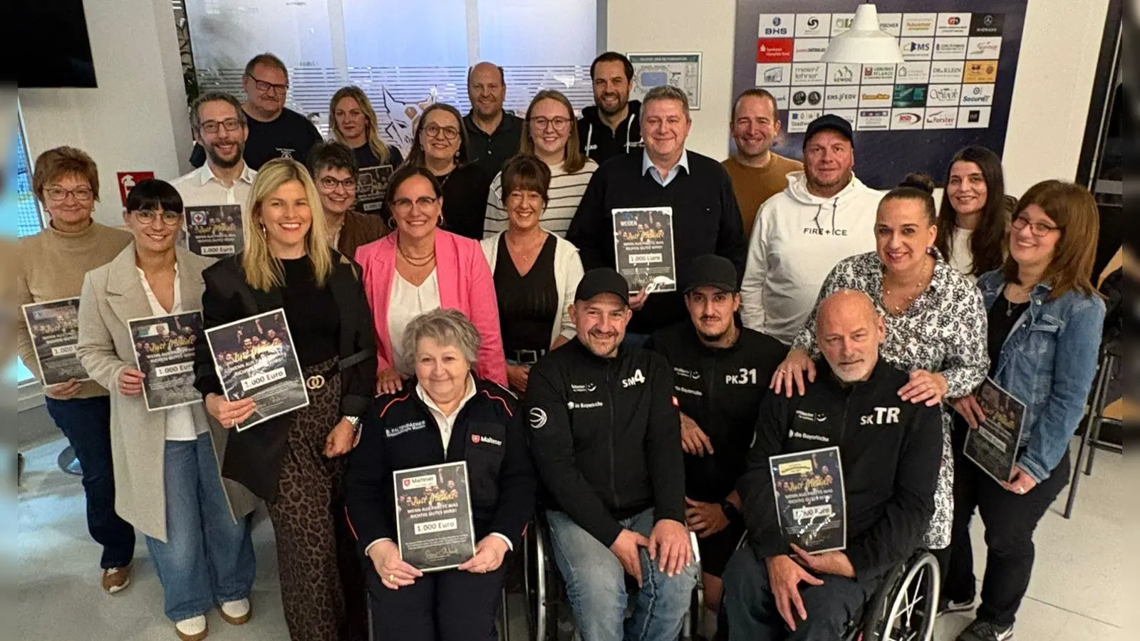 „Die Mitglieder des Vereins Just Friends e. V. überreichten Spenden in Höhe von insgesamt 10.000 Euro an zehn gemeinnützige Organisationen aus Weiden und Umgebung.” (Bild: Stefanie Sperrer)