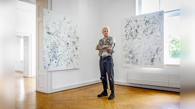 Der Künstler René Radomsky in seiner Ausstellung in der Kebbel Villa. (Bild: Marcus Rebmann)