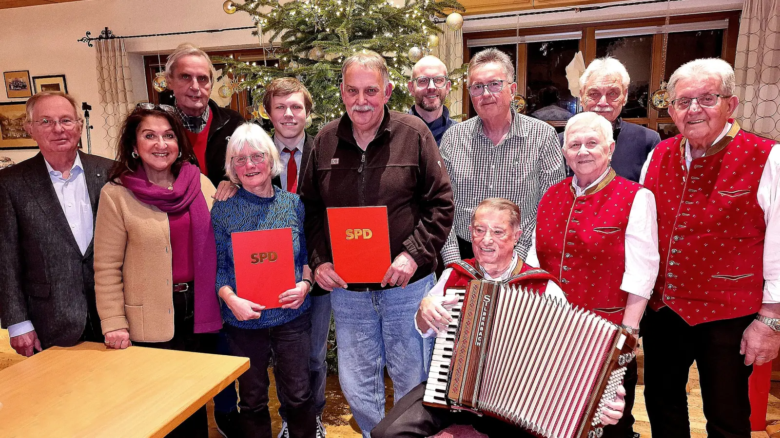 <br>Die Geehrten und Ehrengäste stellten sich zum Erinnerungsbild vor dem festlich geschmückten Weihnachtsbaum auf. (Bild: Reinhard Kreuzer)