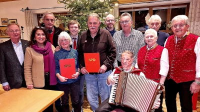 <br>Die Geehrten und Ehrengäste stellten sich zum Erinnerungsbild vor dem festlich geschmückten Weihnachtsbaum auf. (Bild: Reinhard Kreuzer)
