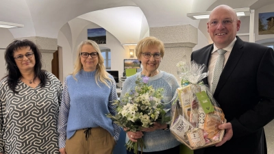 Auf dem Bild von links nach rechts: Andrea Primitz (Tourist Information), Kerstin Brunner (Leiterin der Tourist Information), Monika Schaffer, Oberbürgermeister Oliver Weigel. (Bild: Pauline Manzke)