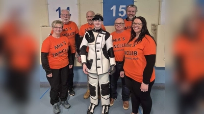 Von li. nach re: Heike Kraus, Hans Wilke,Trainer Günter Scharf, Jugendschützin Mia Horoszak, Roland Sandmann, 1. Schützenmeister Ludwig Kraus, Monika Horoszak (Bild: Monika Horoszak )