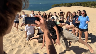 Gruppenfoto in the making: Die EG-Schüler auf der Wanderdüne am Atlantik. (Bild: Bernadette Spörer)