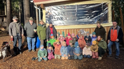 Spendenübergabe im Wurzelwald (Bild: Sabine Reindl)