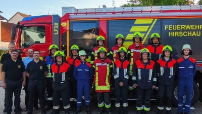 Zwei Gruppen der Feuerwehr Hirschau haben die Leistungsprüfung „Die Gruppe im Löscheinsatz – Variante 3” erfolgreich absolviert. Von links: Schiedsrichter Christoph Erras, KBM Michael Werner, Schiedsrichter Horst Kellner, Kommandant Sebastian Jasinsky, Daniel Brearley, Claus Meyer, Lukas Kellner, Marco Schuminetz, Michael Pohle, Florian Pawluk, Elias Rösch, Patrick Weinberger, Matthias Müller, Christian Kraus, Korbinian Lauerer und Paul Jasinsky. (Bild: Werner Schulz)
