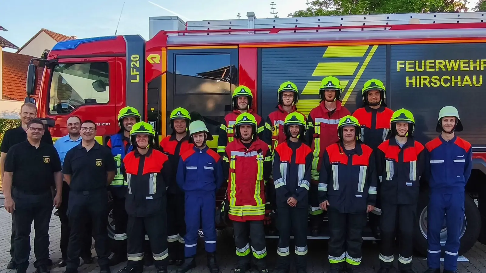 Zwei Gruppen der Feuerwehr Hirschau haben die Leistungsprüfung „Die Gruppe im Löscheinsatz – Variante 3” erfolgreich absolviert. Von links: Schiedsrichter Christoph Erras, KBM Michael Werner, Schiedsrichter Horst Kellner, Kommandant Sebastian Jasinsky, Daniel Brearley, Claus Meyer, Lukas Kellner, Marco Schuminetz, Michael Pohle, Florian Pawluk, Elias Rösch, Patrick Weinberger, Matthias Müller, Christian Kraus, Korbinian Lauerer und Paul Jasinsky. (Bild: Werner Schulz)