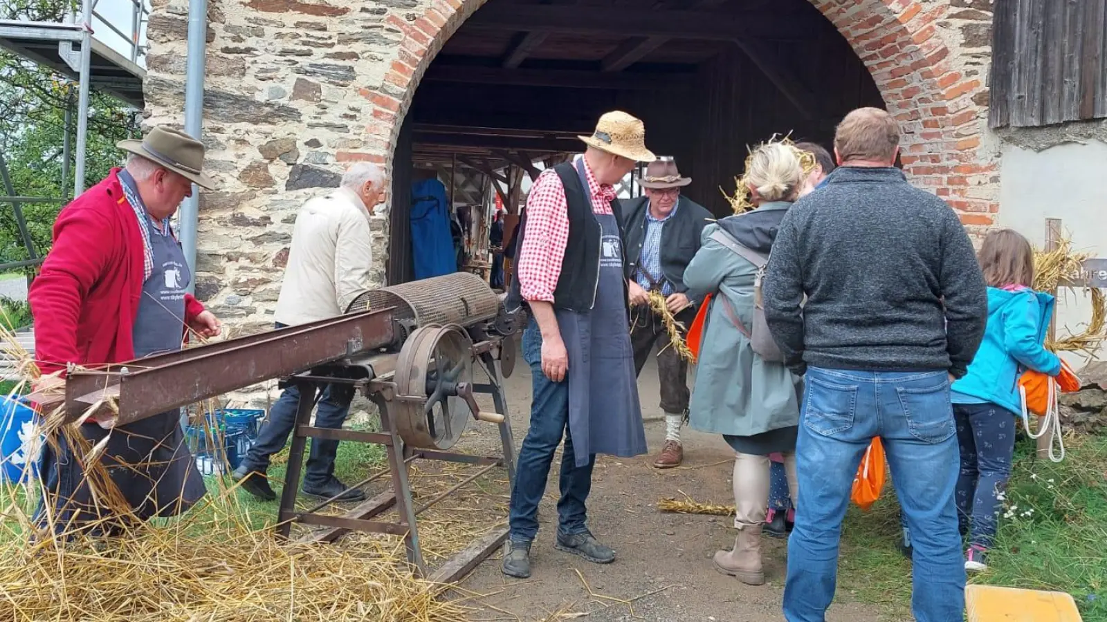 Vorführung: Strohstricke schlagen (Bild: Brigitte Meyer)