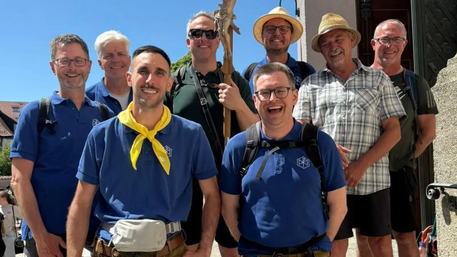 Einige MMC Amberg-Pilger (vorne von links) Konsiliumsmitglieder Oliver Weiß und Stefan Ströhl, (Reihe dahinter von links) Sodalen Jürgen Stegmann und Martin Ströhl, MMC-Assistent Christoph Halmich mit Kreuz, Konsultor Timo Doleschal, Sodalen Michael Schneck und Thorsten Waldmann. (Bild: Luisa Waldmann)