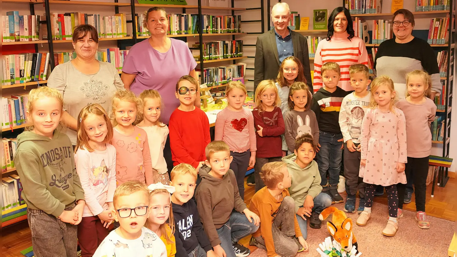 Die Vorschulkinder der Kita St. Josef Waldthurn in der Pfarr- und Gemeindebücherei Waldthurn. Bürgermeister Georg Bocka hat für die Mädchen und Buben Gutscheine zur kostenfreien Ausleihe dabei. Mit im Bild (von links) die beiden Erzieherinnen Tanja Pflaum und Carolina Nemcová, Bürgermeister Georg Bocka, Büchereileiterin Cornelia Greiner-Braun und Carola Käs vom Büchereiteam. Nicht fehlen durfte natürlich der Büchereifuchs der Pfarr- und Gemeindebücherei Waldthurn. (Bild: Franz Völkl)