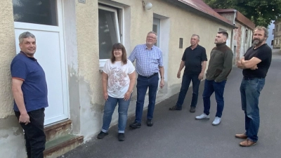 Live aus dem Schlachthaus: Die neue Vorstandschaft vom Lebensmittelhnadwerk- Erhaltungs und Überlieferungsverein „selwa g´macht“ begutachtet nach der Wahl das inoffizielle „Vereinsheim“. Und obwohl innen alles auf Vordermann gebracht wurde, gibt es noch viel zu tun- vor allem an der Fassade. (Bild: Dominik Eckert)