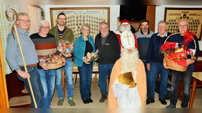 Geburtstagskind Helmut Sperber, Gewinner Konrad Pilhofer, Eric Pilhofer, Irmgard Faderl, Schützenmeister Werner Grünthaler, die beiden Nikoläuse, Johann Sperber, Geburtstagskind Günter Pilhofer Gewinner Heinz Faderl. (Bild: Erwin Kolb)