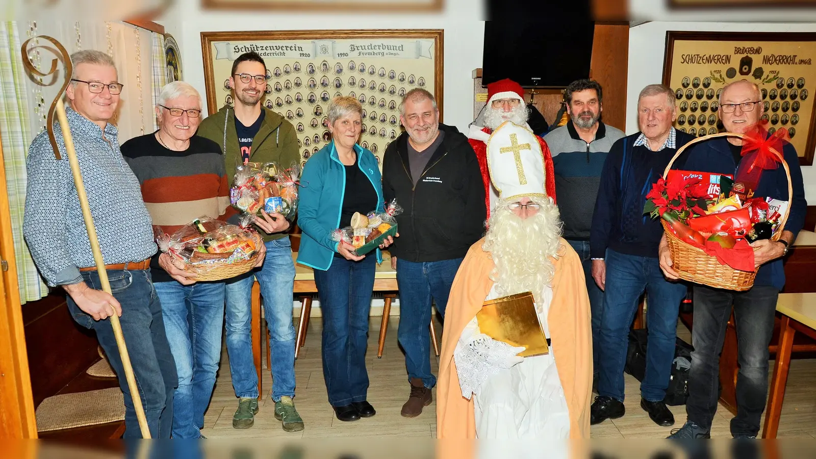 Geburtstagskind Helmut Sperber, Gewinner Konrad Pilhofer, Eric Pilhofer, Irmgard Faderl, Schützenmeister Werner Grünthaler, die beiden Nikoläuse, Johann Sperber, Geburtstagskind Günter Pilhofer Gewinner Heinz Faderl. (Bild: Erwin Kolb)