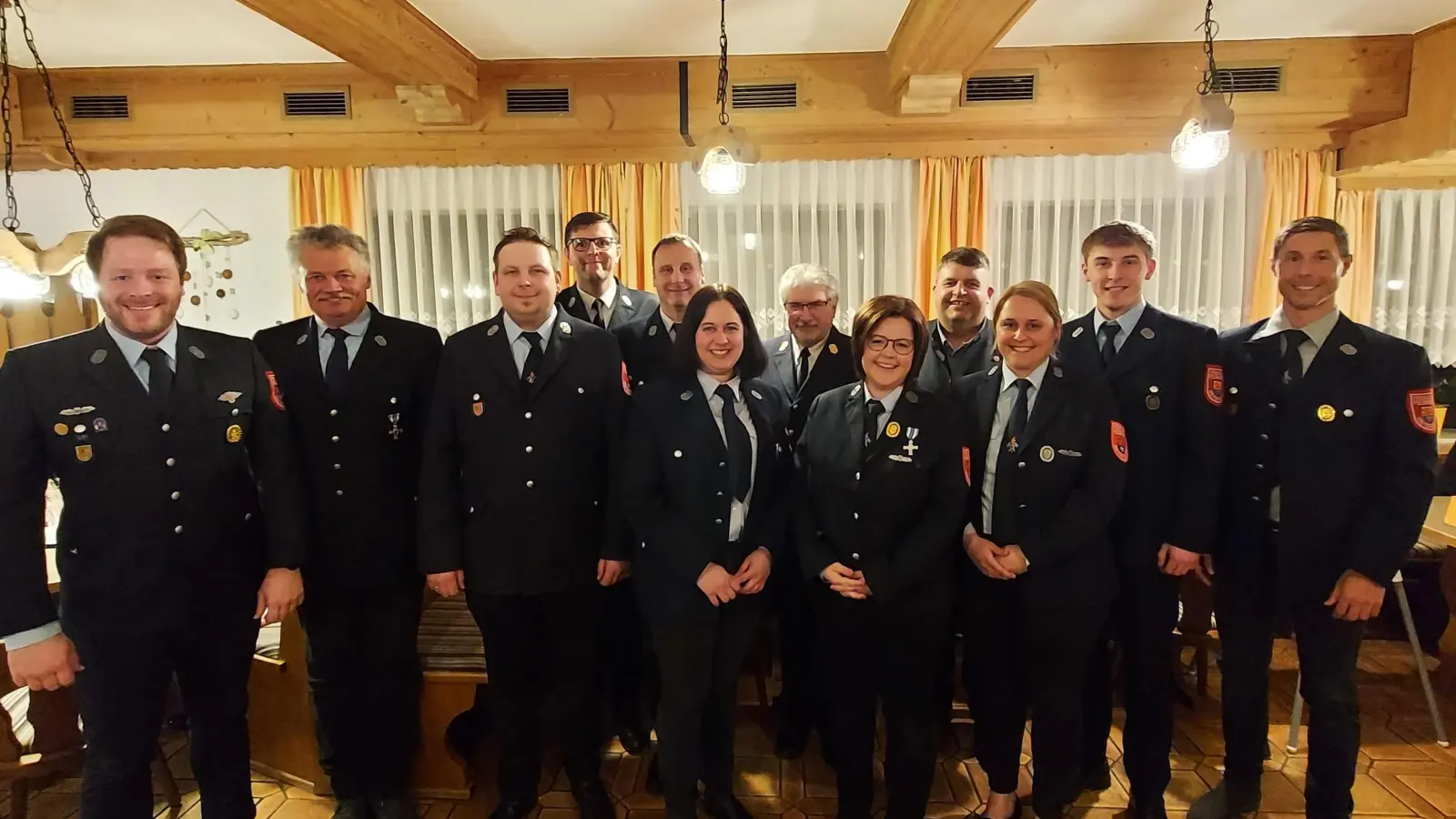 Von Links nach rechts: Henner Wasmuth, Ernst Herbst, Leander Strobel, KBM Thorsten Jobst, Eberhard Luber, Lisa Herbst, KBI Hans Sperber, Kathrin Sommer, Bürgermeister Dieter Dehling, Christina Kinast, Luis Kohl, Thomas Loos. (Bild: Henner Wasmuth)