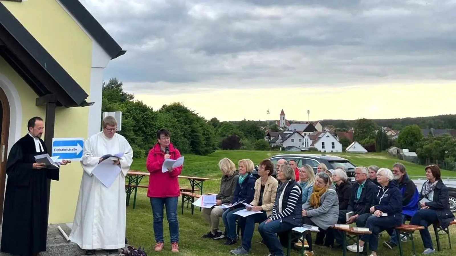 Ökumenischer Gottesdienst an der Dreifaltigkeitskapelle von Familie Grässmann in Schnaittenbach (Bild: Elisabeth Kraus)