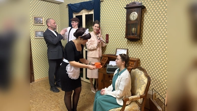 Ein Blick auf das Geschehen im Landhaus „Little Paddocks“: Die Theaterfreunde Schwarzhofen proben derzeit Agatha Christies Kriminalstück „Scherz beiseite“. (Bild: Melanie Heinrich)