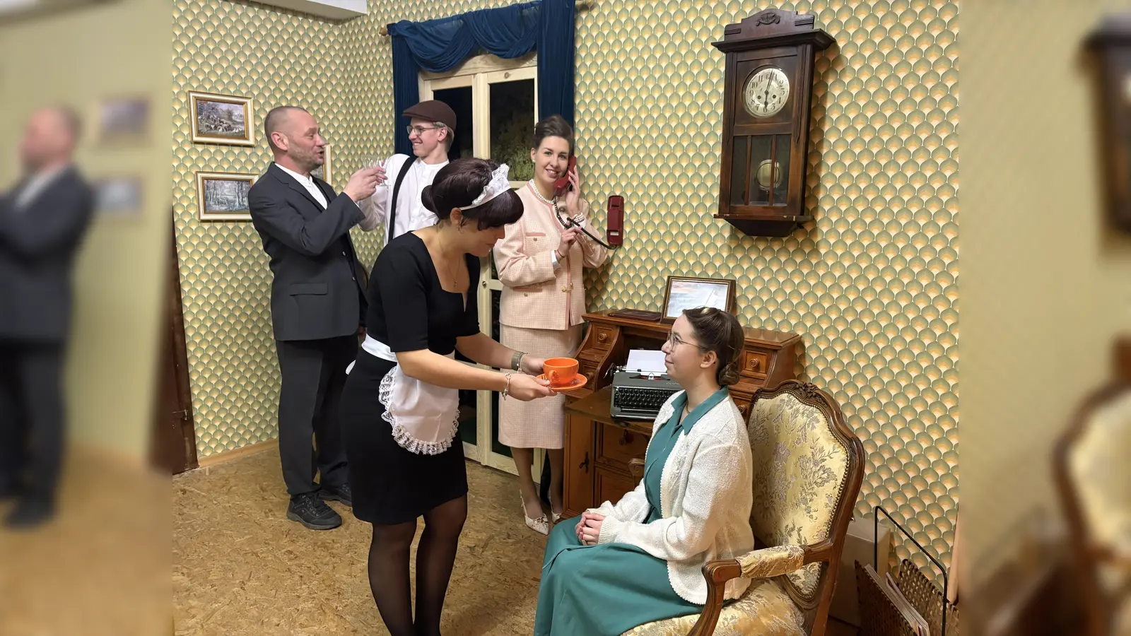 Ein Blick auf das Geschehen im Landhaus „Little Paddocks“: Die Theaterfreunde Schwarzhofen proben derzeit Agatha Christies Kriminalstück „Scherz beiseite“. (Bild: Melanie Heinrich)