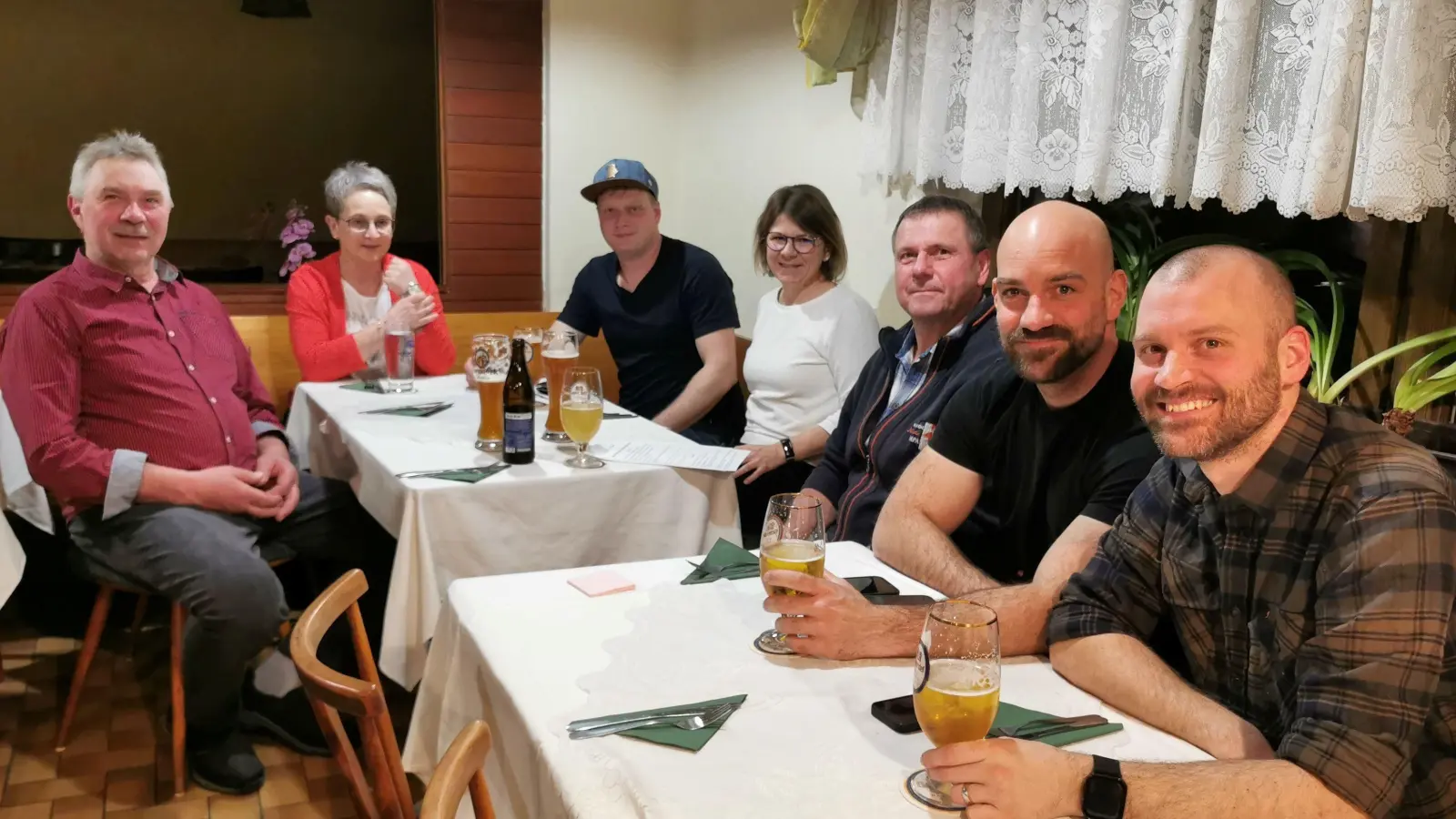 zweiter von rechts Jagdpächter Maximilian Wien, daneben Jagdvorstand Gerhard Weiß, hinten dritte Bürgermeisterin Silvia Schecklmann.  (Bild: Herbert Ziegler)