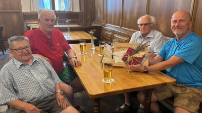 Herzliche Glückwünsche der Turnerinnen und Turner für 7 Jahrzehnte im TV 1861 Amberg an Reiner Hemrich, 2. von rechts, überbracht von Spartenleitung Reinhard Weber daneben (Bild: Reinhard Weber)