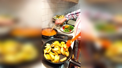 Beim Kochen <br> (Bild: Astrid Knab)