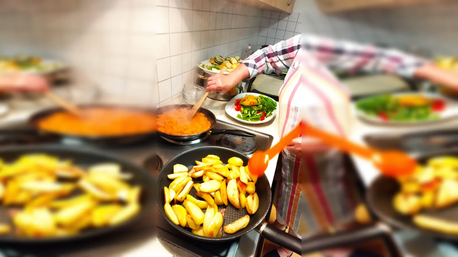 Beim Kochen <br> (Bild: Astrid Knab)