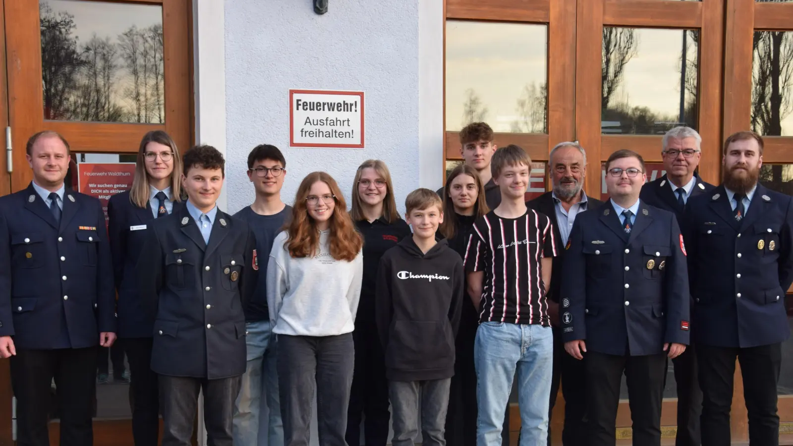 Jugendwart Josef Pflaum junior (rechts) gratulierte den neu gewählten Jugendsprechern Marie Müller (5.v.l.) und Simon Ludwig (5.v.re) als Erster. Lorenz Greiner (7.v.l.) übernimmt künftig das Amt des Schriftführers.. Ein herzliches „Danke Schön” gab es für die ausscheidenden Gremiumsmitglieder Niklas Bergler (3.v.l),Sophia Kleber (6.v.l), und Bianca Käs (8.v.l) (Bild: Tanja Pflaum)