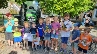 Die teilnehmenden Kinder mit den drei stolzen Kartoffelkönigen Pia Kraus (3. v. l.), Tobias Ries (4. v. l.) und Emil Greß (5. v. l.). (Bild: Michaela Kopp)