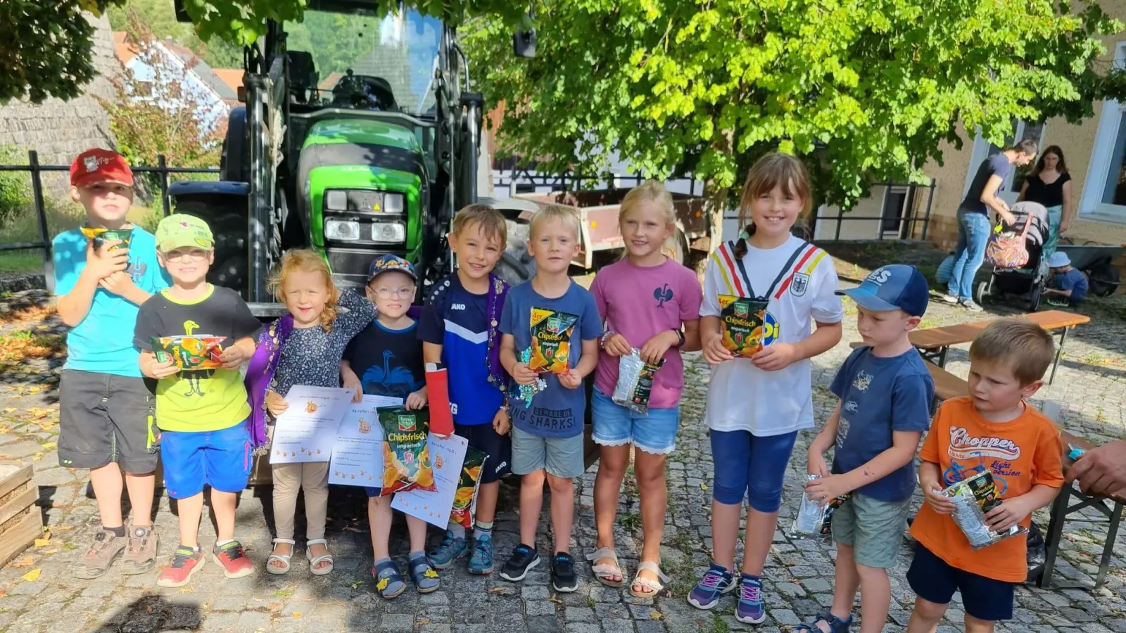 Die teilnehmenden Kinder mit den drei stolzen Kartoffelkönigen Pia Kraus (3. v. l.), Tobias Ries (4. v. l.) und Emil Greß (5. v. l.). (Bild: Michaela Kopp)